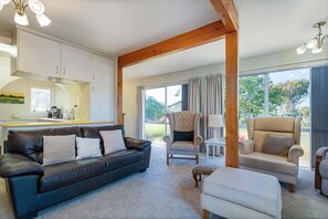 Living area - Williamson Getaway - Whangamata (Whangamatā)