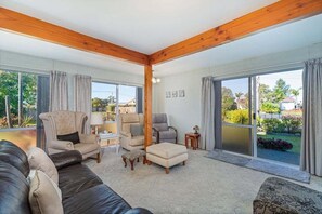 Living area - Williamson Getaway - Whangamata (Whangamatā)