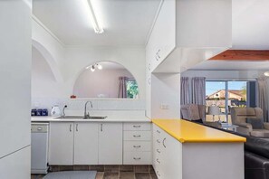 Private kitchen - Williamson Getaway - Whangamata (Whangamatā)