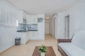 TV - Holiday apartment with large terrace, air conditioning and near the beach (Klimno)