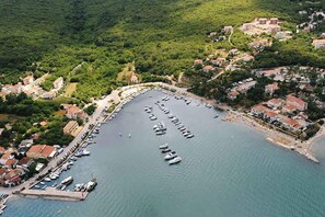 Marina - Holiday apartment with large terrace, air conditioning and near the beach (Klimno)