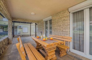Outdoor dining - Holiday apartment with large terrace, air conditioning and near the beach (Klimno)
