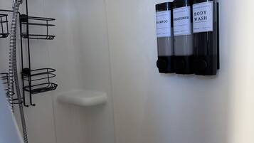 Asciugacapelli, asciugamani, sapone, carta igienica