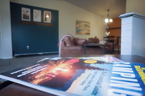 PET/FAMILY Friendly Duplex, w/ Private Patio and Extra Parking
