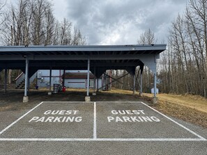 Ein Parkplatz mit zwei ausgewiesenen Stellplätzen, gekennzeichnet mit 'GUEST PARKING'.