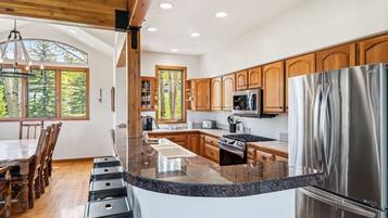 Fridge, oven, stovetop, dishwasher