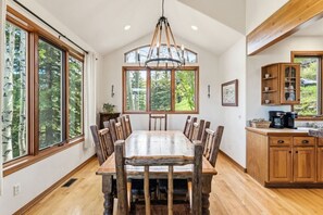 Dining - Family Friendly Retreat W/Hot Tub I 8 min to Vail (Vail)