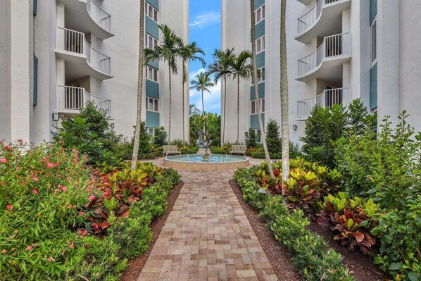 Property grounds - Coastal Retreat Near the Beach and 5th Ave (Naples)