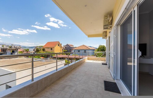 Charming Townhouse Shkod r Central Stay
