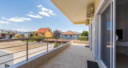 Charming Townhouse Shkod r Central Stay