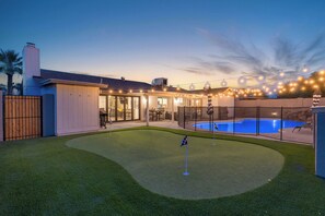 Exterior - Mariposa Getaway!  A spacious 4-bedroom house in brilliant Chandler with AC/Pool (Chandler)