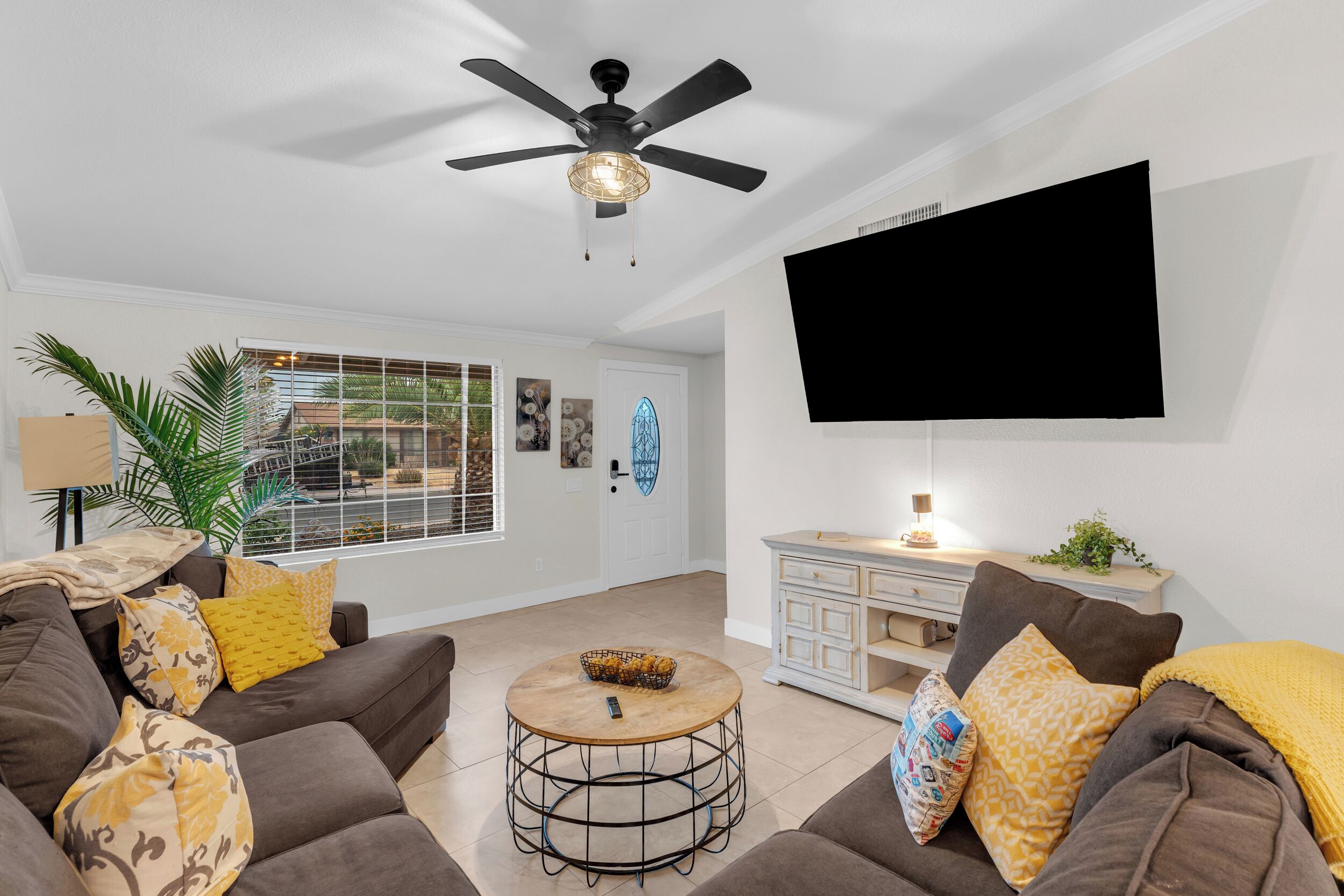 Mariposa Getaway!  A Spacious 4-bedroom House In Brilliant Chandler With Ac/pool - Chandler, AZ