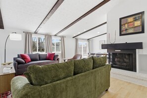 Living area - Gorgeous 3-bedroom house with AC in pleasant Fishers (Fishers)