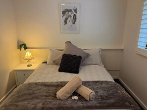 Tabla de planchar con plancha, wifi y ropa de cama 