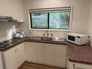 Refrigerador, microondas, tostadora, utensilios de cocina