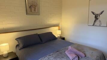Iron/ironing board, WiFi, bed sheets