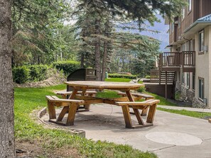 Outdoor dining - Cozy Rockies Stay with Hot Tub and Fire Pit (Harvie Heights)