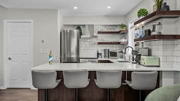 Refrigerador, microondas, horno, placa de cocina