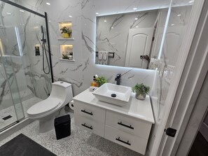 Dusche, Haartrockner, Handtücher, Seife