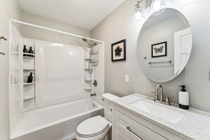 Hair dryer, towels, soap, toilet paper - Adorable 2-bedroom house, sleeps 6, in relaxing Overland Park (Overland Park)