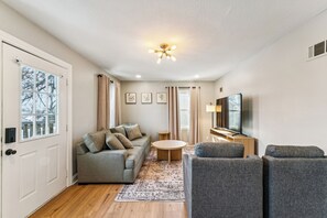 Smart TV - Adorable 2-bedroom house, sleeps 6, in relaxing Overland Park (Overland Park)