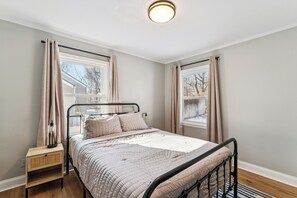 2 bedrooms, iron/ironing board, WiFi, bed sheets - Adorable 2-bedroom house, sleeps 6, in relaxing Overland Park (Overland Park)