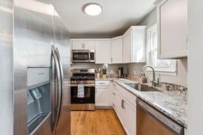 Private kitchen - Adorable 2-bedroom house, sleeps 6, in relaxing Overland Park (Overland Park)