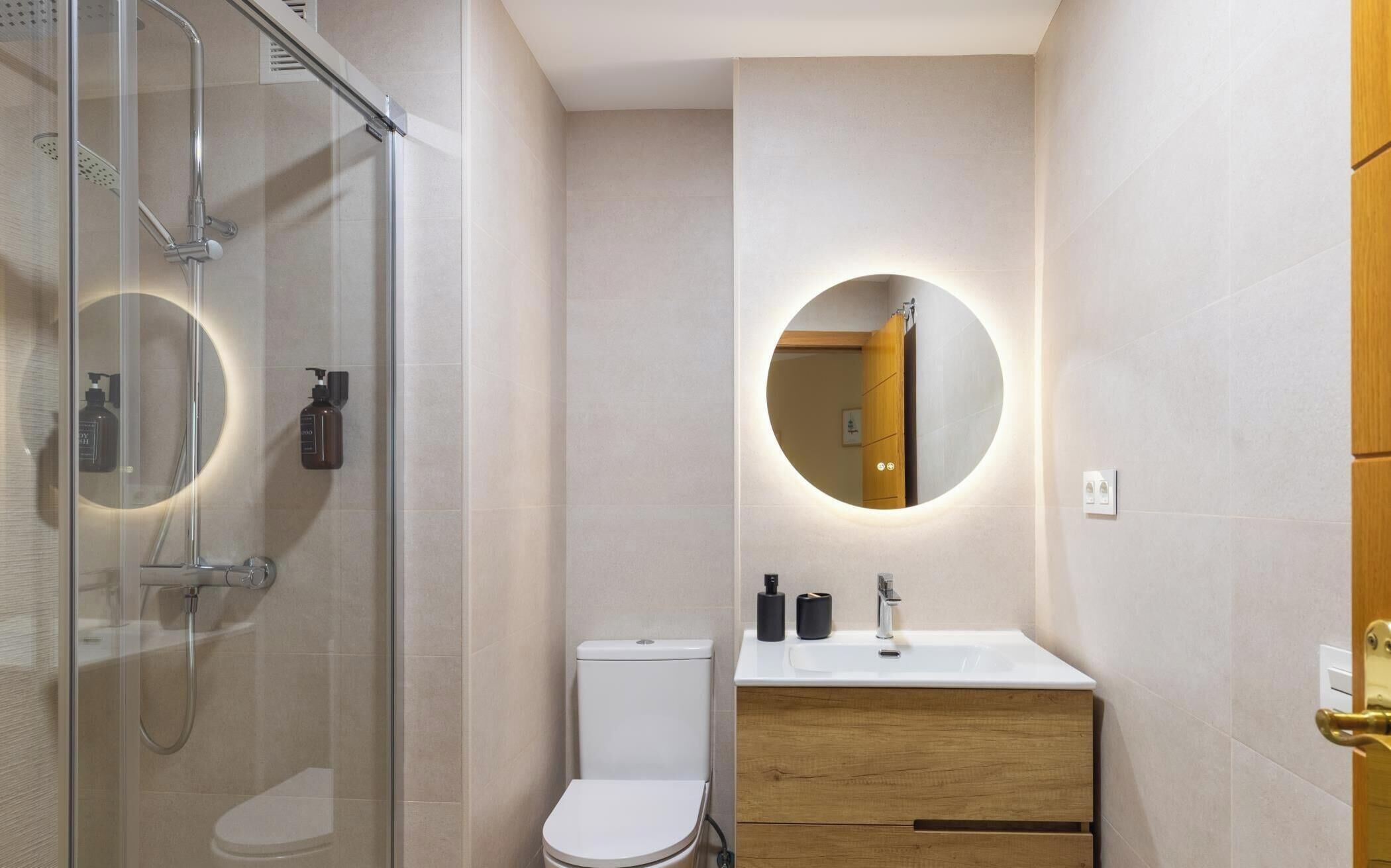 Een douche, een haardroger, handdoeken