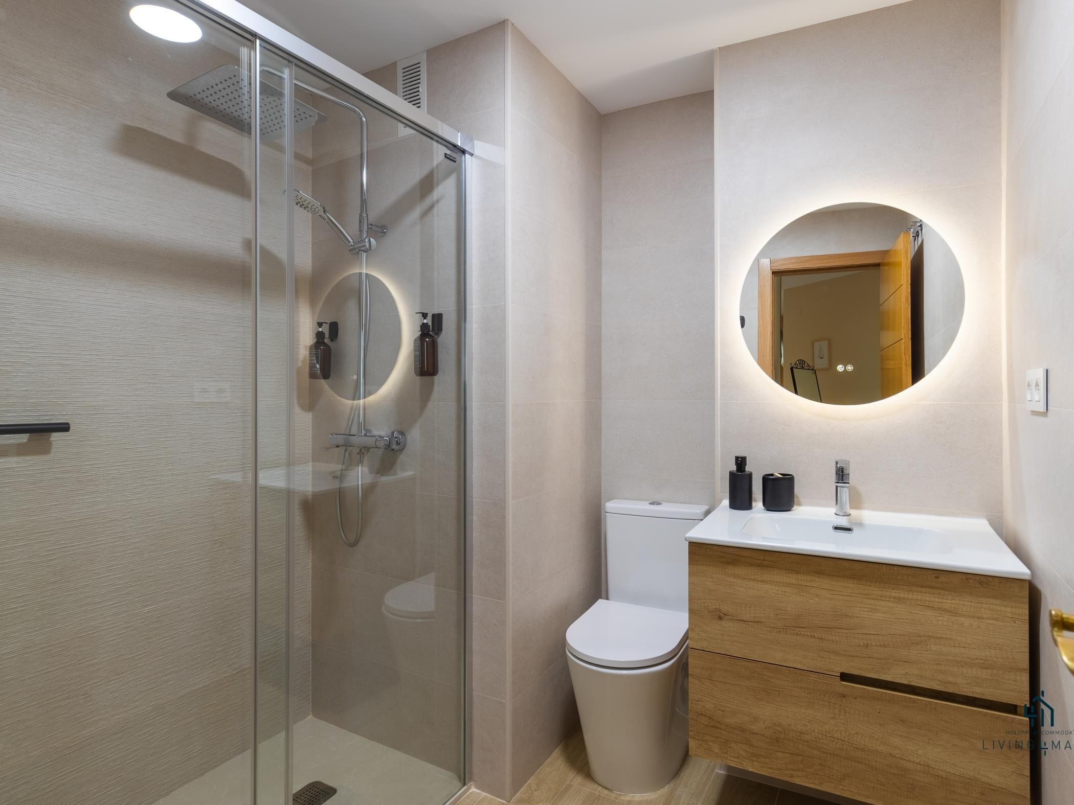 Een douche, een haardroger, handdoeken