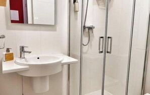 Shower, hair dryer, towels - Prime Center Two Bedrooms 2B Living4malaga (Málaga)