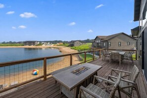 Outdoor dining - Jimmy’s Beach House | Private Beach + Arcade (New Lisbon)