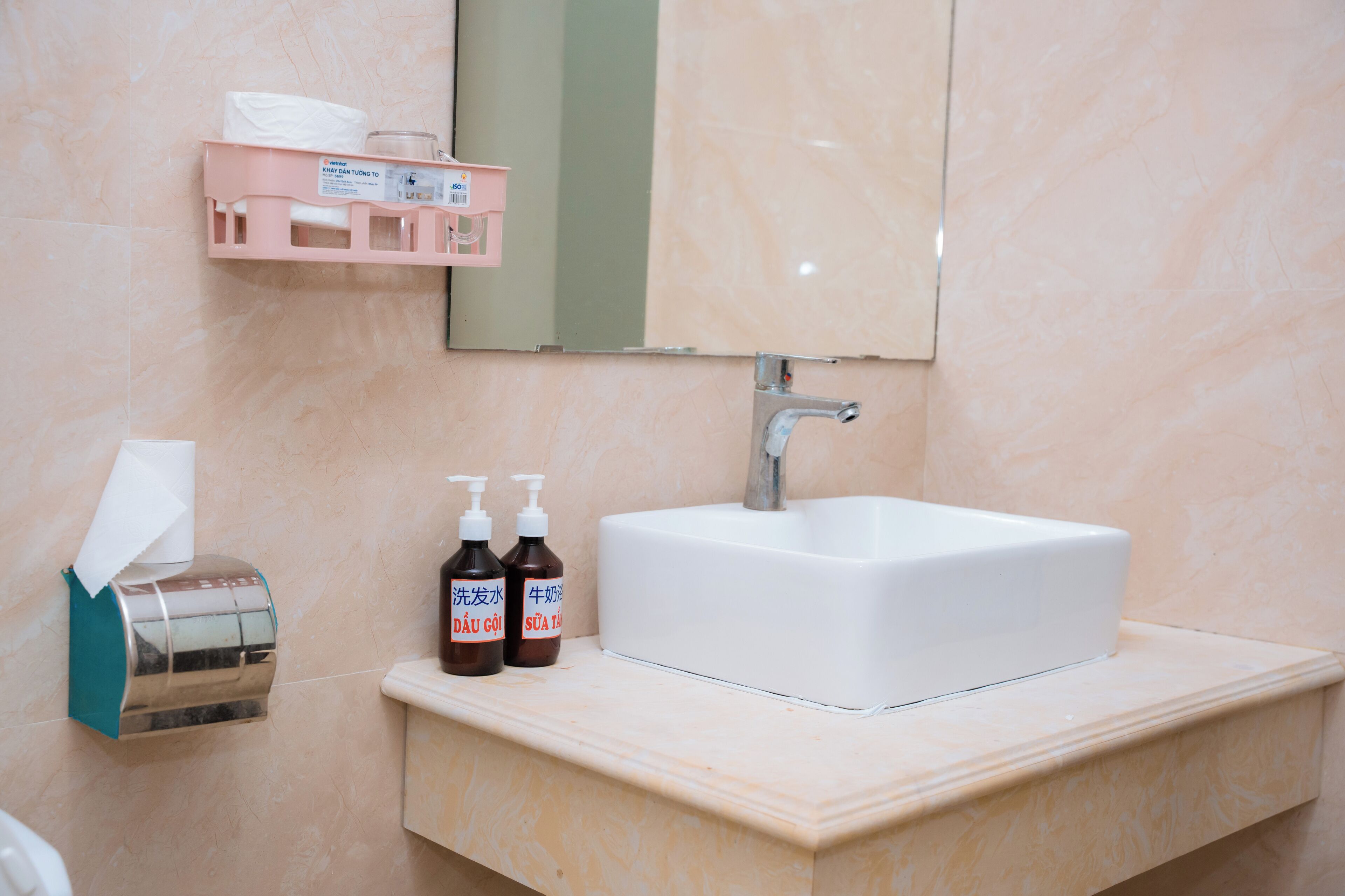 Habitación Deluxe, varias camas, balcón, vistas a la ciudad | Baño | Secador de pelo, toallas, jabón y champú
