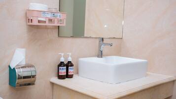 Habitación Deluxe, varias camas, balcón, vistas a la ciudad | Baño | Secador de pelo, toallas, jabón y champú