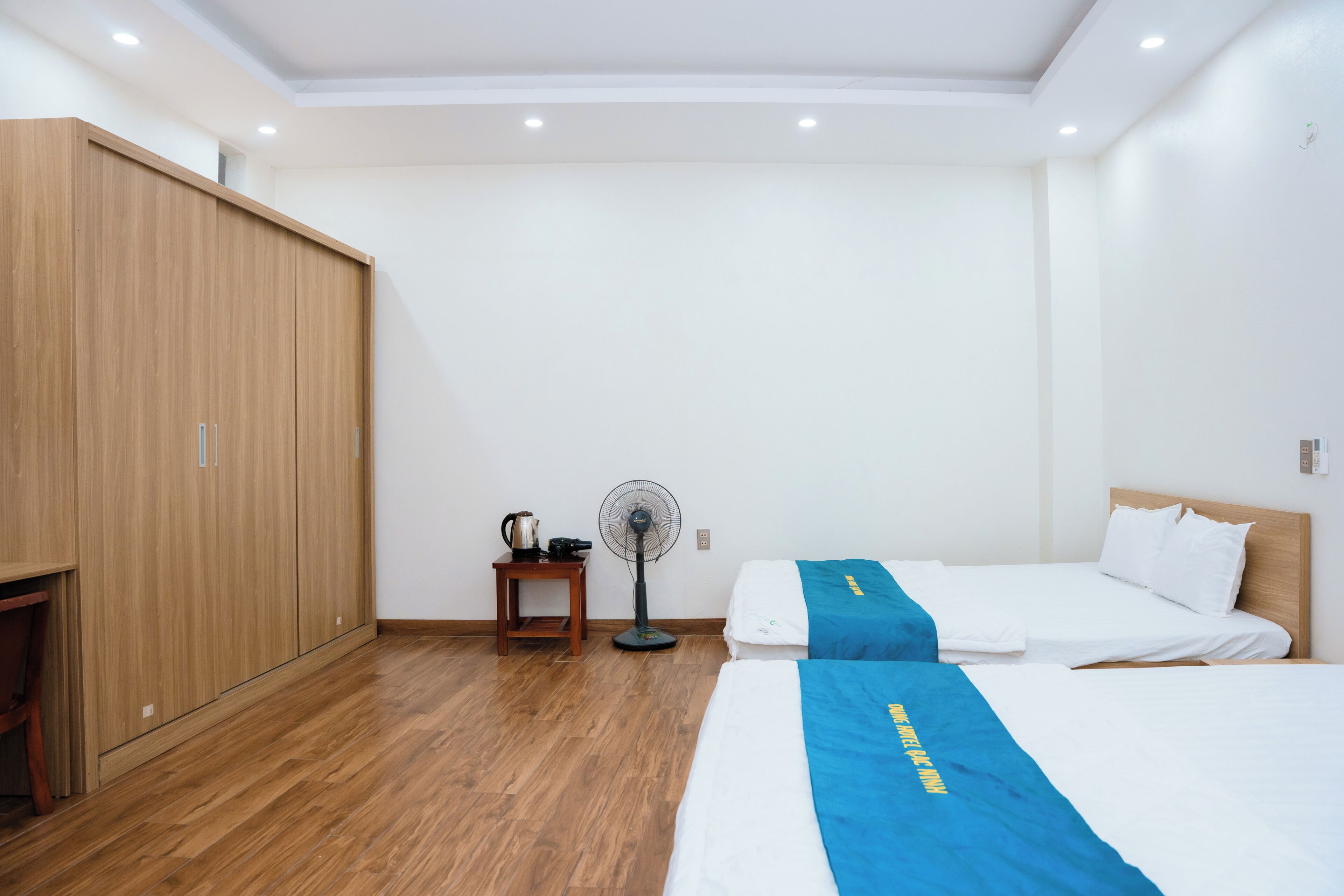 Habitación Deluxe, varias camas, balcón, vistas a la ciudad | Escritorio, espacio para trabajar con un portátil, wifi gratis