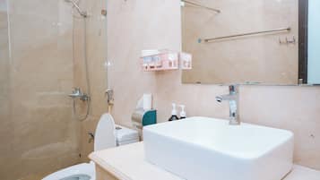 Deluxe Room, Multiple Beds, Balcony, City View | Bathroom | Hair dryer, towels, soap, shampoo