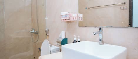 Deluxe-Zimmer, Mehrere Betten, Balkon, Stadtblick | Badezimmer | Haartrockner, Handtücher, Seife, Shampoo