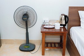 Escritorio, espacio para trabajar con laptop y wifi gratis 