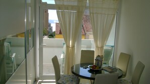 Dining - mit Blick auf das Wasser by Interhome (Dragovode)