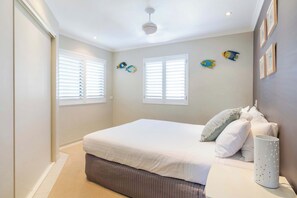 Iron/ironing board, WiFi, bed sheets - Shadows Suite - Oceanstays- Oceanfront- Pet Friendly (Yamba)