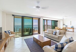 TV, offices - Shadows on Convent - Oceanstays- Oceanfront- Pet friendly (Yamba)