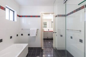 Shower, hair dryer, towels, shampoo - Shadows on Convent - Oceanstays- Oceanfront- Pet friendly (Yamba)