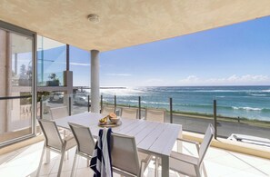 Outdoor dining - Shadows on Convent - Oceanstays- Oceanfront- Pet friendly (Yamba)