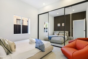 Iron/ironing board, WiFi, bed sheets - Spacious 5BR House for 14ppl/Family Gathering/Park (Kingsgrove)