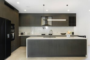 Fridge, microwave, oven, stovetop - Spacious 5BR House for 14ppl/Family Gathering/Park (Kingsgrove)