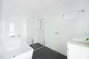 Hair dryer - Panania 6Br house near Train/Shops/Sports/River (Panania)