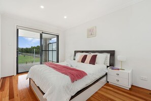 Iron/ironing board, WiFi, bed sheets - Panania 6Br house near Train/Shops/Sports/River (Panania)