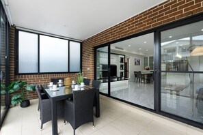 Dining - Panania 6Br house near Train/Shops/Sports/River (Panania)