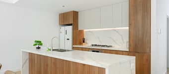 4BR Spacious Townhouse in Box Hill | Sleeps 8