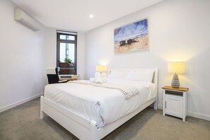 Iron/ironing board, WiFi - Modern Apartment in Penrith | Close to Shops (Penrith)