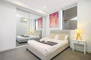 Iron/ironing board, WiFi - Modern Apartment in Penrith | Close to Shops (Penrith)